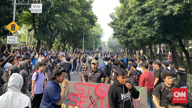 Sejumlah mahasiswa Universitas Pancasila (UP) melakukan aksi demonstrasi dengan memblokir jalan di depan kampusnya di Jalan Lenteng Agung, Jakarta Selatan.
