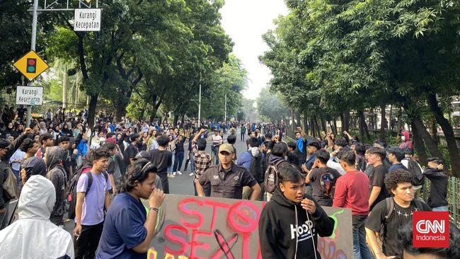 Mahasiswa Universitas Pancasila Blokir Jalan Lenteng Agung