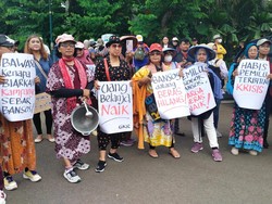 Emak-emak Berdaster Long March ke Bawaslu, Jalan MH Thamrin Macet