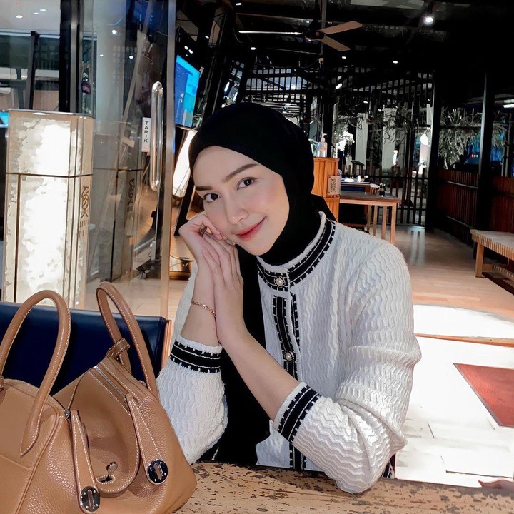 <p>"Ya pokoknya sudah (enggak <em>posting</em> foto suami) saja lah. Enggak usah di-<em>posting</em> saja lagi. Tidak berat (proses perceraiannya), karena sudah lama juga, ya. Maksudnya, prosesnya sudah lama tapi memang ketoknya (resmi cerai) baru," ungkap Melody ketika hadir dalam acara <em>Rumpi No Secret, </em>belum lama ini. (Foto: Instagram: @melodyprima)</p>