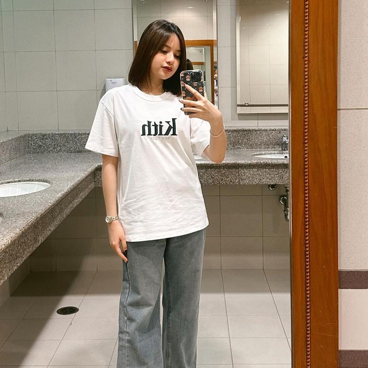 <p>Pada kehamilan pertama ini <em>baby bump</em> Anggi belum terlihat dengan jelas, Bunda. Hal ini karena pada beberapa potret yang dibagikan Anggi, ia lebih sering memakai dress atau kaos yang longgar. (Foto: Instagram: @anggimarito)</p>