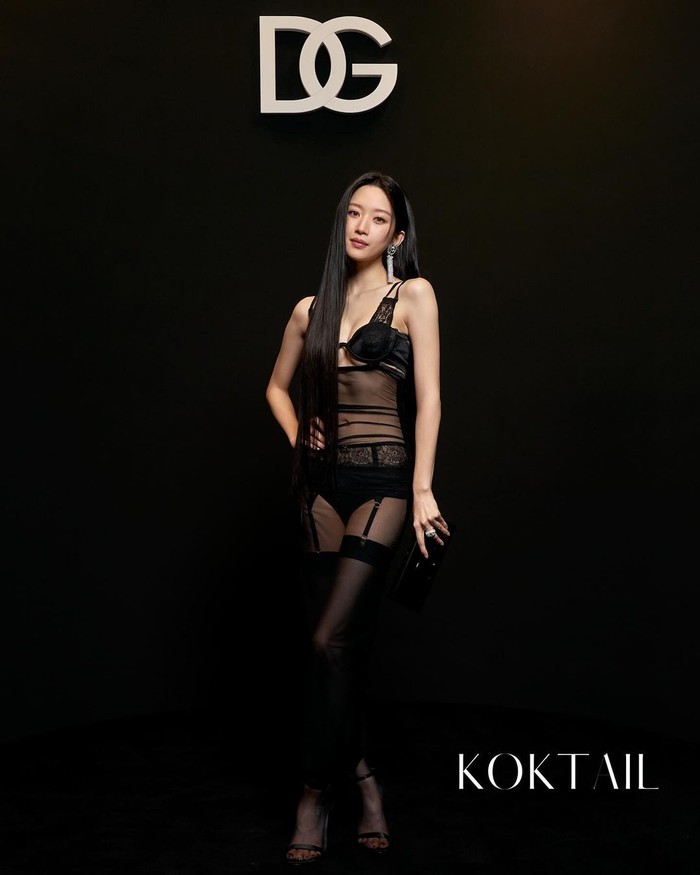 Penampilan terbaru Moon Ga Young dalam pagelaran Milan Fashion Week untuk brand Dolce&Gabbana menjadi sorotan publik karena aura mewahnya bersinar ditengah potongan unik gaun hitam yang dikenakannya./ Foto: instagram.com/koktailmagazine