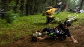 FOTO: Deg-degan Naik Kadaplak, Permainan Tradisional Asal Bandung