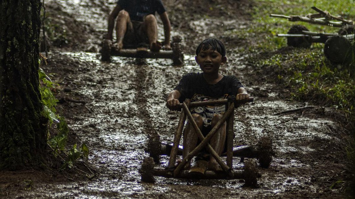 FOTO: Deg-degan Naik Kadaplak, Permainan Tradisional Asal Bandung