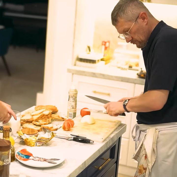 <p>Ayah Maxime yaitu Patrice Bouttier diketahui berprofesi sebagai <em>chef</em> di salah satu hotel bintang lima, Bunda. (Foto: YouTube Luna Maya)</p>