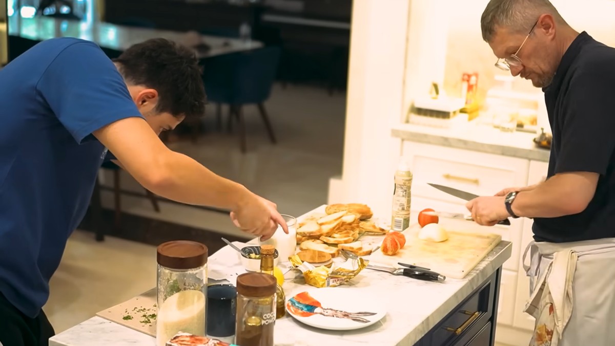 Potret Ayah Maxime Bouttier Masak Makanan Mewah Ala Hotel di Dapur Luna Maya