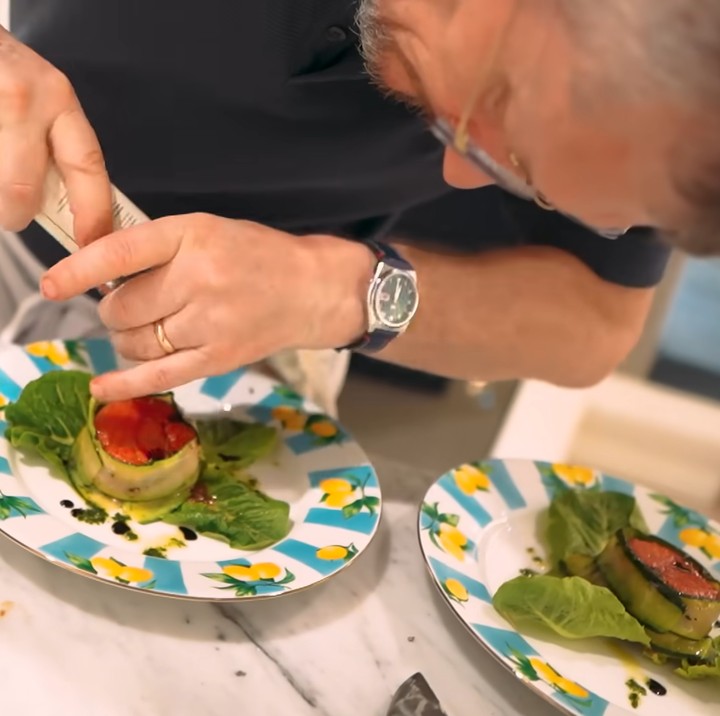 <p>Setelah hidangannya matang, Patrice tak lupa memberikan garnish pada tiap piring makanan agar terlihat lebih cantik. ()Foto: YouTube Luna Maya)</p>