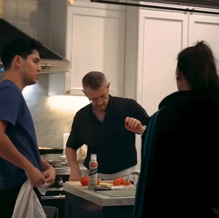 <p>Luna Maya dikejutkan oleh sang kekasih, Maxime Bouttier. Ia dan sang Ayah berkunjung ke rumah Luna Maya untuk memasak bersama di dapur. (Foto: YouTube Luna Maya)</p>
