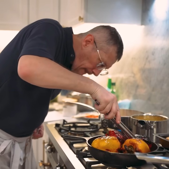 <p>Tangan Patrice bergerak dengan cekatan saat ia memasak berbagai hidangan di dapur kekasih anaknya. Ia bahkan memberikan sejumlah tips memasak. (Foto: YouTube Luna Maya)</p>