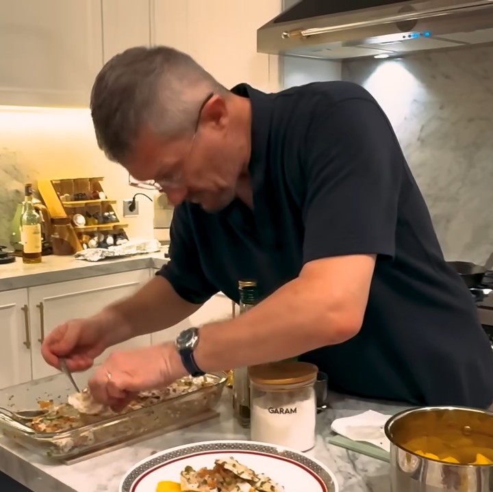 <p>Kepada Luna Maya, Patrice memberikan tips memasak sayur agar rasanya tetap lezat dan bertekstur renyah. "Jangan sampai berubah warna. Hanya sampai layu," kata Patrice. (Foto: YouTube Luna Maya)</p>
