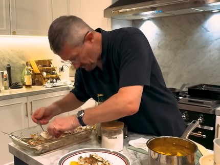7 Potret Ayah Maxime Bouttier Masak Makanan Mewah Ala Hotel di Dapur Luna Maya