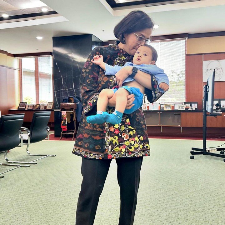 <p>"Ada tamu sangat istimewa. Membuatku senyum bahagia. Membawa ceria di tempat kerja. Meski hanya sejenak jeda. Tamu sangat spesial," ungkapnya seraya menyisipkan emotikon mata yang berbinar. (Foto: Instagram: @smindrawati)<br /><br /><br /></p>
