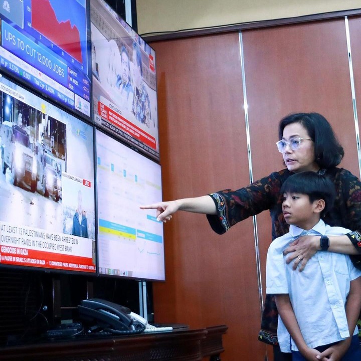 <p>Banyak netizen yang kagum dengan kedekatan Sri Mulyani dan para cucunya ini, Bunda. Mereka pun menyebut Sri Mulyani sebagai seorang perempuan yang menjadi panutan. (Foto: Instagram: @smindrawati)<br /><br /><br /></p>