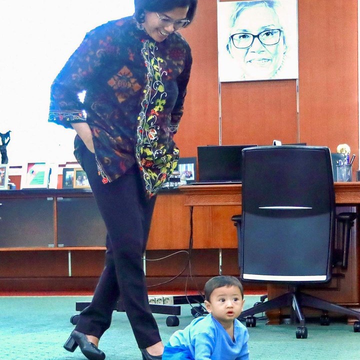 <p>Kebersamaan Sri Mulyani bersama cucu-cucunya ini dibagikan langsung pada laman media sosialnya. Perempuan berusia 61 tahun itu pun menyebut kehadiran sang cucu turut membawa keceriaan di tempat kerja. (Foto: Instagram: @smindrawati)<br /><br /><br /></p>