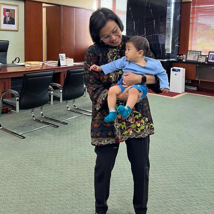 <p>Kebersamaan Sri Mulyani bersama cucu-cucunya ini dibagikan langsung pada laman media sosialnya. Wanita 61 tahun itu pun menyebut kehadiran sang cucu turut membawa keceriaan di tempat kerja. (Foto: Instagram: @smindrawati)</p>
