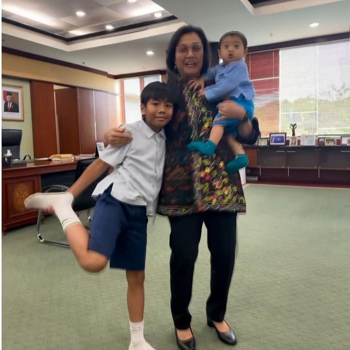 <p>Sri Mulyani memiliki lima orang cucu dari tiga orang anak. Belum lama ini, dua cucunya menyempatkan diri untuk berkunjung ke kantor sebagai tamu istimewa, lho. (Foto: Instagram: @smindrawati)</p>