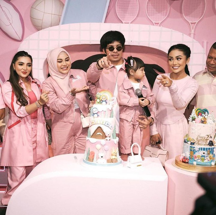 <p>"<em>Happy birthday sweetie</em>. Semoga menjadi anak yang salihah," tutur seorang netizen dengan emotikon hati. "HBD Ameena yang punya bola mata indah. Sehat selalu ya, doa terbaik untuk Ameena," ujar yang lainnya. (Foto: Instagram: @aurelie.hermansyah/Bagus Jepret)</p>