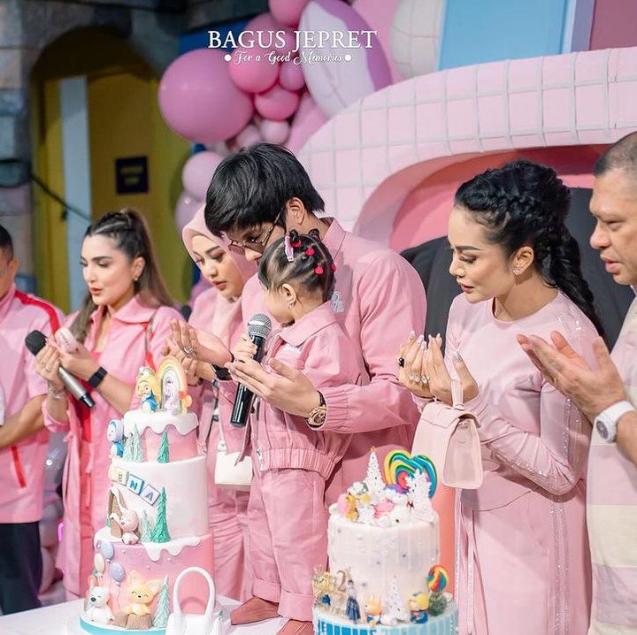 <p>Aurel dan Atta pun merayakan ulang tahun si sulung dengan sangat mewah dan meriah. Dekorasinya pun tampak cantik dengan dominasi warna merah muda. (Foto: Instagram: @aurelie.hermansyah/Bagus Jepret)</p>