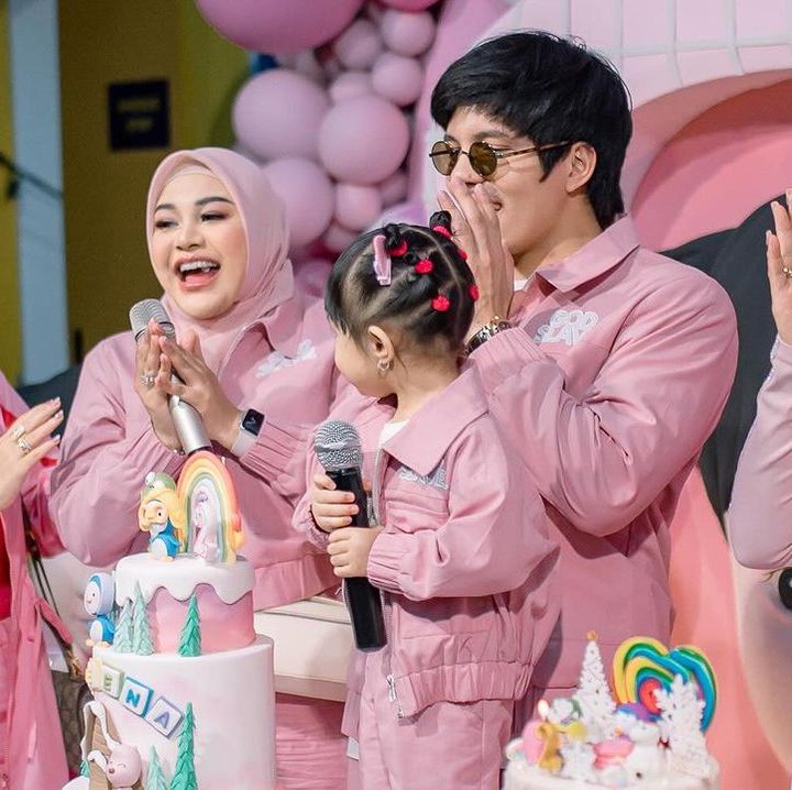 <p>Selain kedua orang tua Ameena, banyak pula netizen yang merasa bahagia dengan pertambahan usia Ameena. Mereka pun mendoakan agar Si Kecil tumbuh menjadi anak yang sehat dan salihah. (Foto: Instagram: @aurelie.hermansyah/Bagus Jepret)</p>