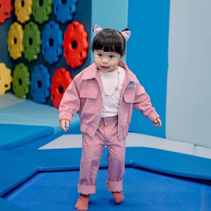 <p>Ameena terlihat menggemaskan dengan pakaian serba pink. Tidak hanya itu, rambutnya pun dihias dengan aksesoris menyerupai telinga kucing. (Foto: Instagram: @aurelie.hermansyah/Bagus Jepret)</p>