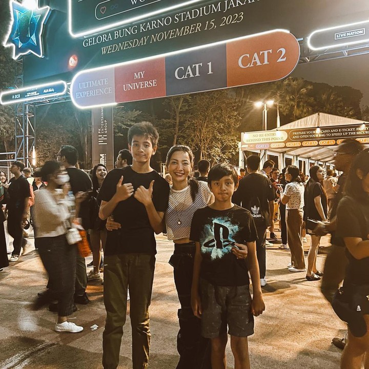 <p>Hesti Purwadinata dikaruniai dua anak laki-laki dari pernikahannya dengan Edo Borne. Mereka adalah Regas Borne Putra dan Radian Borne Putra. (Foto: Instagram @hestipurwadinata)</p>