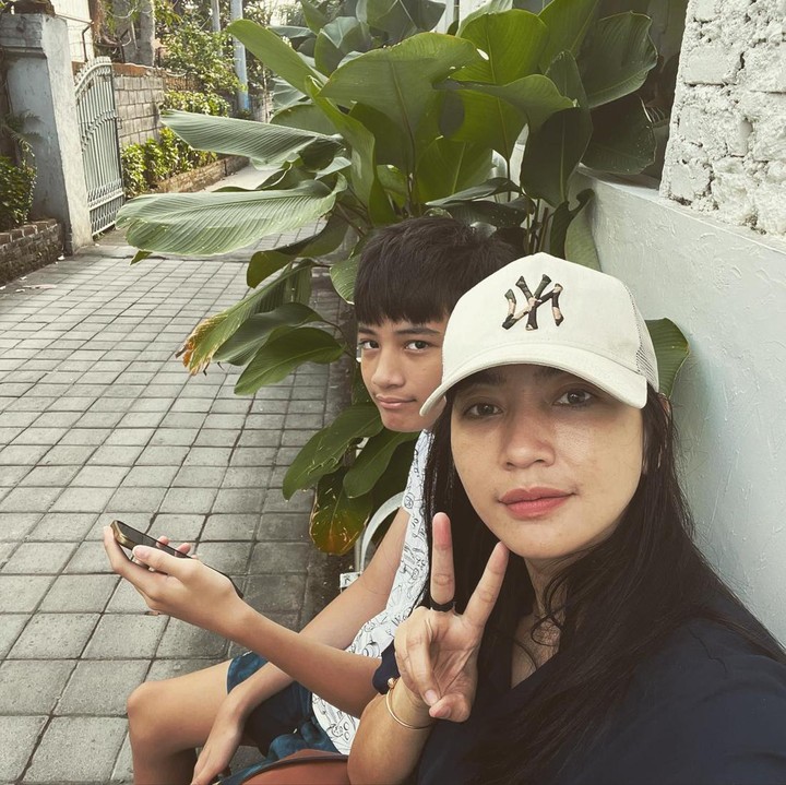 <p>Regas juga memiliki hubungan yang sangat erat dengan sang ibunda, nih. Keduanya kerap terlihat menghabiskan waktu bersama bak kakak adik. "Ah ini mah ade kakak. Mana ada mamahnya muda gini," komentar akun netizen @penikmats******. "Kalau di-zoom kayak adik kakak," kata @agunk****. (Foto: Instagram @hestipurwadinata)</p>