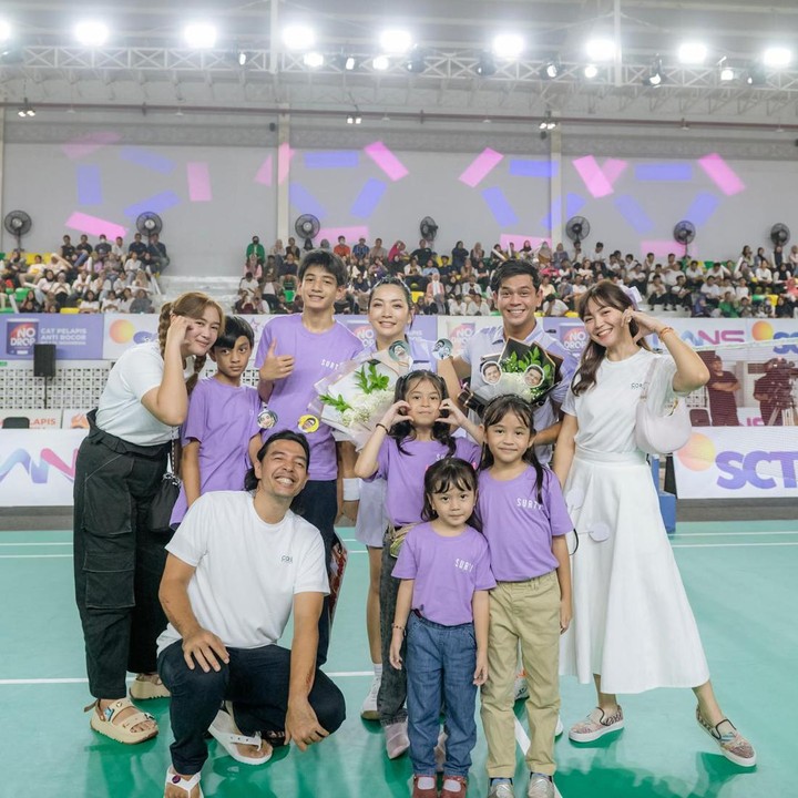 <p>Regas tak pernah absen di berbagai momen penting orang tuanya, termasuk ketika Hesti mengikuti pertandingan tenis, nih. (Foto: Instagram @hestipurwadinata)</p>