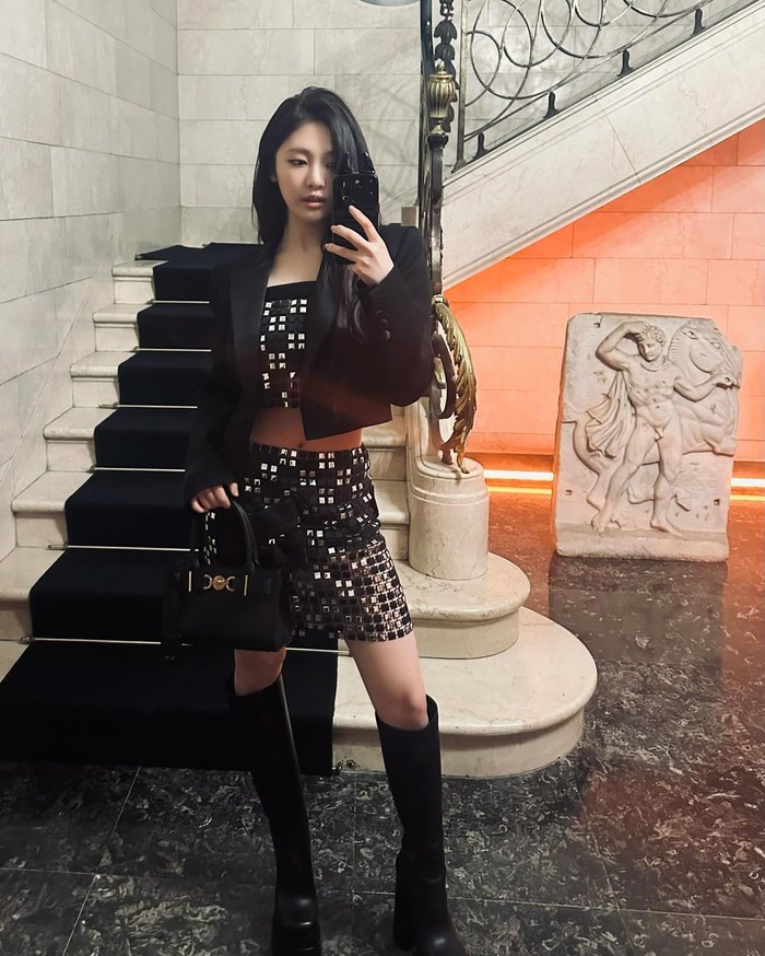Rekan satu agensi Joy yakni Ningning aespa ikut memeriahkan Milan Fashion Week dengan memadukan pakaian bewarna dominan hitam dengan sepatu boots dari koleksi Fall Winter milik Versace yang menguarkan aura chic./ Foto: instagram.com/imnotningning
