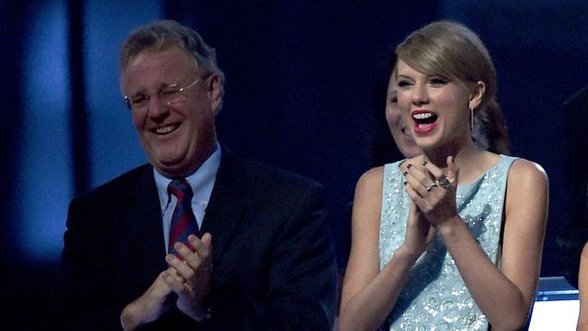Ayah Taylor Swift pada Februari 2024 dituding melakukan serangan ke paparazi yang mengincar anaknya usai konser di Sydney.