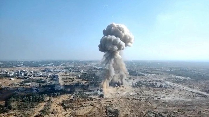 Sebuah ledakan terlihat dalam tangkapan layar yang diambil dari rekaman video yang dirilis pada 26 Februari 2024 oleh tentara Israel yang dikatakan menunjukkan hancurnya terowongan sepanjang 10 kilometer yang lewat di bawah sebuah rumah sakit dan universitas di lokasi yang disebut sebagai Gaza. Sebuah ledakan terlihat dalam tangkapan layar yang diambil dari rekaman video yang dirilis pada 26 Februari 2024 oleh tentara Israel yang dikatakan menunjukkan hancurnya terowongan sepanjang 10 kilometer yang lewat di bawah sebuah rumah sakit dan universitas di lokasi yang disebut sebagai Gaza. (Israel Defense Forces/Handout via REUTERS)