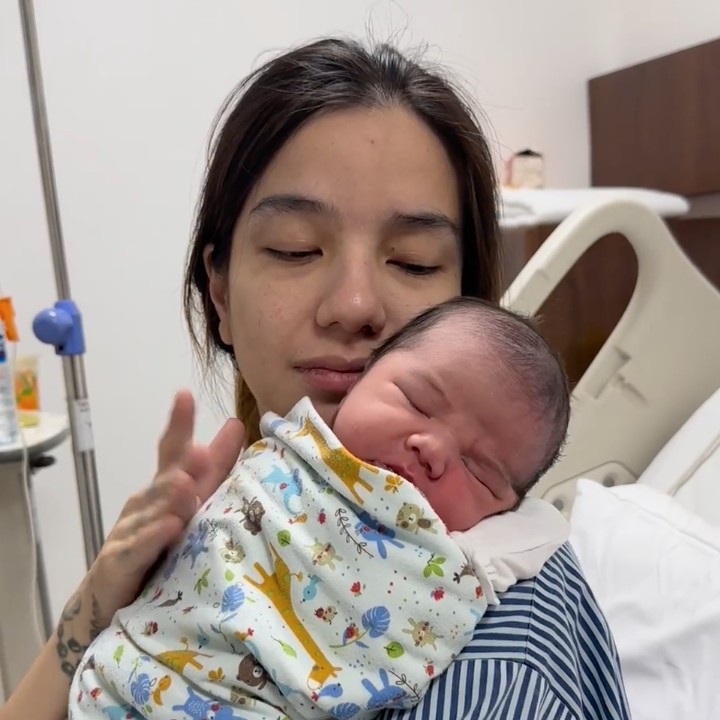 <p>Aktris Sheila Marcia melahirkan anak kelimanya pada 26 Februari 2024. Saat mengandung anak kelimanya ini, Sheila sempat mengalami solusio plasenta atau komplikasi kehamilan yang terjadi ketika bagian atau seluruh plasenta terpisah dari dinding bagian dalam rahim sebelum melahirkan. Ia pun diminta oleh dokter untuk <em>bed res</em>t hingga dinyatakan kondisi bayinya sehat. (Foto: Instagram/@itssheilamj)</p>