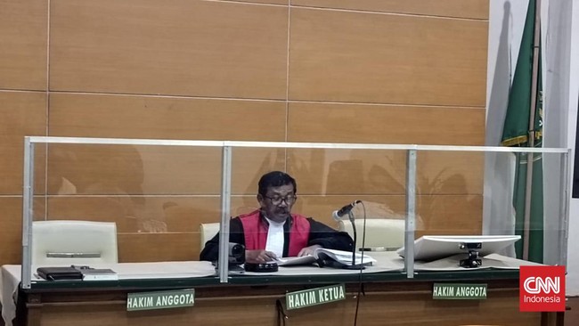 Permohonan praperadilan mantan Direktur Utama PT Citra Lampia Mandiri (CLM) Helmut Hermawan dikabulkan hakim.