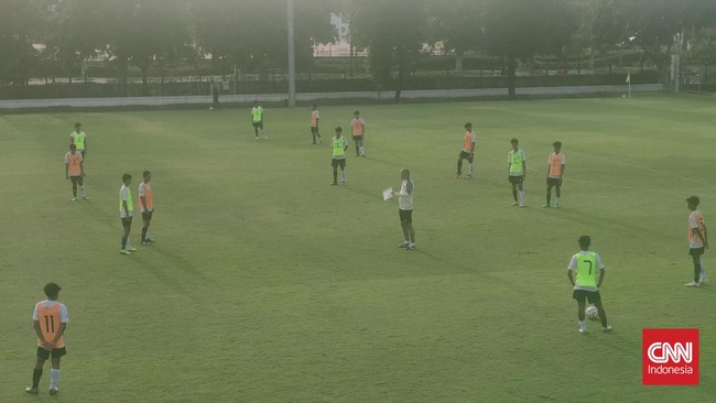 Pelatih Timnas Indonesia U-16 Nova Arianto berteriak kencang ke pemain seleksi gelombang ketiga saat game internal di Lapangan A, Selasa (27/2).