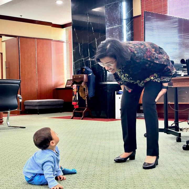 <p>Tidak hanya bermain dengan sang cucu, Sri Mulyani juga terlihat memperlihatkan berbagai kegiatan yang ada di kantor Kementerian Keuangan nih, Bunda. Gemas banget, ya. (Foto: Instagram: @smindrawati)<br /><br /><br /></p>