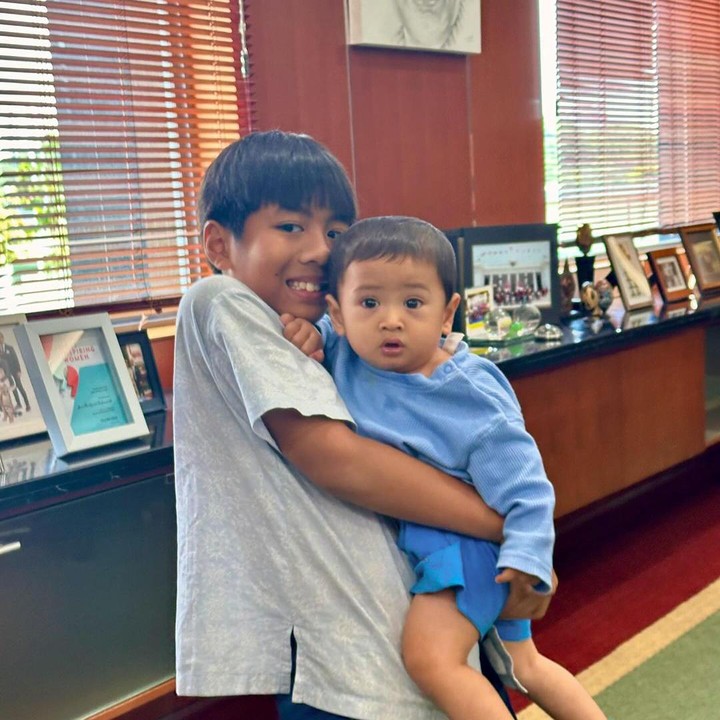 <p>Menteri Keuangan Sri Mulyani merupakan sosok yang dikenal sangat dekat dengan cucu-cucunya, Bunda. ia bahkan tidak segan menggendong sang cucu dalam berbagai acara. (Foto: Instagram: @smindrawati)<br /><br /><br /></p>
