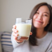 5 Manfaat Minum Segelas Susu Sebelum Tidur untuk Orang Dewasa, Yuk Kamu Bisa Lakukan!