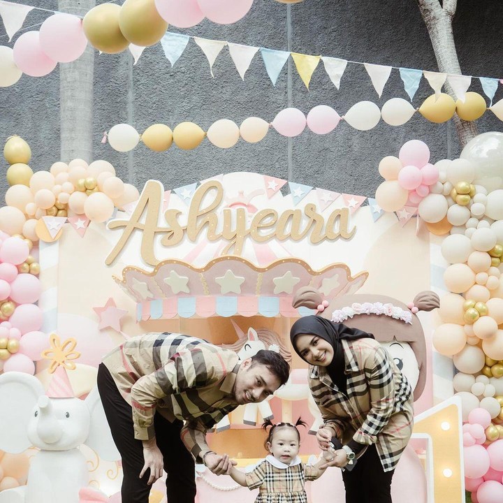 <p>Megantara dan istri baru saja merayakan pesta ulang tahun putri pertamanya Ashyeara yang berusia 1 tahun. Tidak lama lagi, pemain film KKN di Desa Penari ini bakal jadi Ayah dua anak. (Foto: Instagram/@asrifaradila).</p>