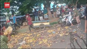VIDEO: Protes, Pedagang di Ternate Hamburkan Pisang-Sayur ke Jalanan