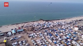 VIDEO: Momen Warga Gaza Kumpulkan Bantuan dari Yordania di Pantai