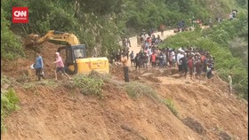 VIDEO: Tanah Longsor Timbun Warga Yang Sedang Antre Melintas. 4 Tewas