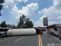 Hindari Pemotor, Truk Tangki Elpiji Terguling di Arteri Mojokerto-Sidoarjo