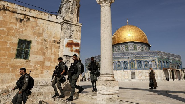 Puluhan warga Israel menerobos masuk ke kompleks Masjid Al Aqsa di Yerusalem Timur, wilayah Palestina yang diduduki, pada Kamis (22/5).