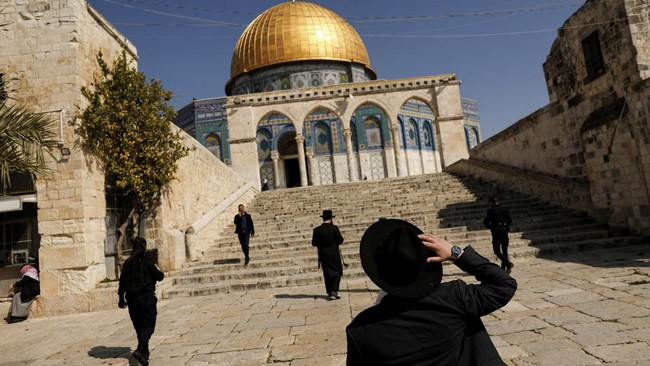 Warga pendudukan ilegal Israel di Yerusalem Tepi Barat Palestina dilaporkan menggelar ritual Talmud di kompleks Masjid Al Aqsa, Yerusalem Timur, Minggu (21/7).