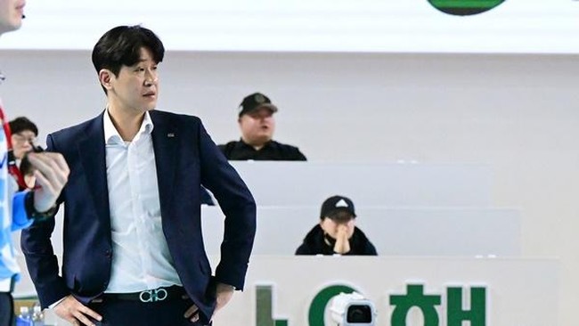 Pelatih Hi Pass Kim Jong Min meluapkan kekecewaan usai dikalahkan Red Sparks yang diperkuat Megawati Hangestri Pertiwi di Liga Voli Korea.