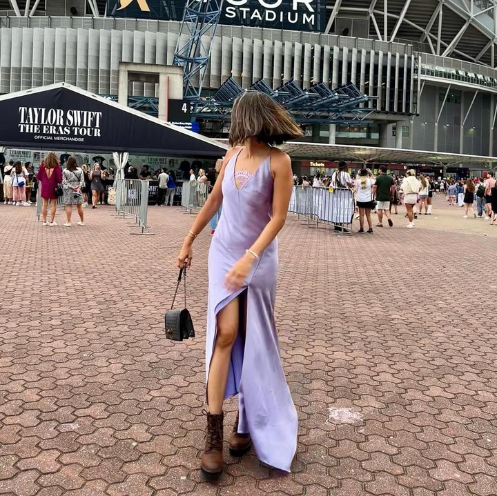 <p>Acha Septriasa tampil modis dengan<em> slit dress</em> berwarna <em>lilac.</em> Ia memadukan busana itu bersama <em>ankle boots</em> dan <em>handbag</em> yang matching dengan <em>outfit-nya.</em> (Foto: Instagram @septriasaacha)</p>