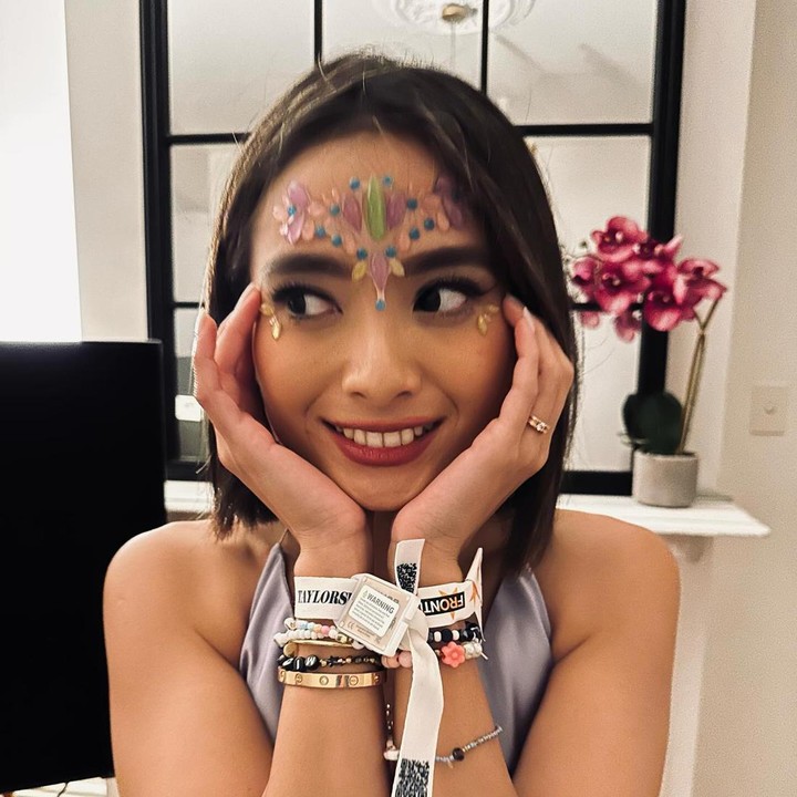 <p>Menariknya lagi, Bunda berusia 34 tahun itu tampil mengenakan riasan wajah yang unik. Ia melukis <em>flower pattern</em> pada dahi dan sudut matanya. (Foto: Instagram @septriasaacha)</p>