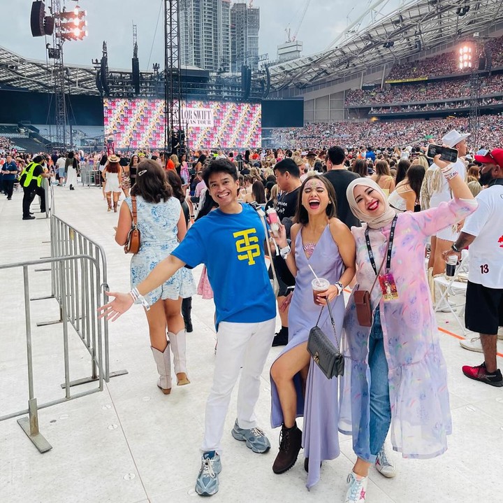 <p>Acha Septriasa menyaksikan konser Taylor Swift yang bertajuk <em>The Eras Tour.</em> Pelantun lagu <em>Blank Space</em> itu diketahui menggelar konser selama 7 hari di Melbourne dan Sydney, Australia. Bersama teman-temannya, Acha datang melihat Taylor ketika manggung di Accor Stadium, Sydney. (Foto: Instagram @septriasaacha)</p>