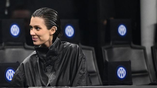 Bianca Censori tumben mengenakan pakaian tertutup saat tiba di Jepang bersama Kanye West.