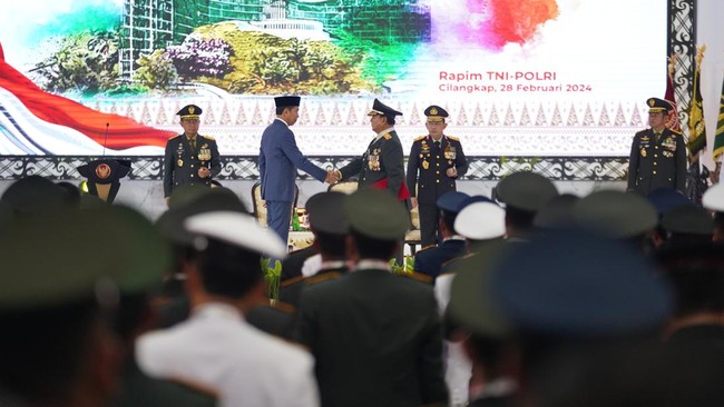 Menteri Pertahanan Prabowo Subianto dinilai layak mendapatkan gelar jenderal kehormatan bintang empat dari Presiden RI Joko Widodo (Jokowi) dan bukan politis.
