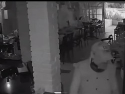 Detik-detik Bule Rusak Restoran Pakai Kapak di Seminyak Bali